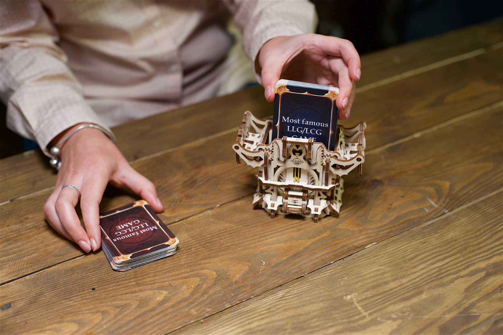 UGEARS GAMES - Porta Mazzi di Carte