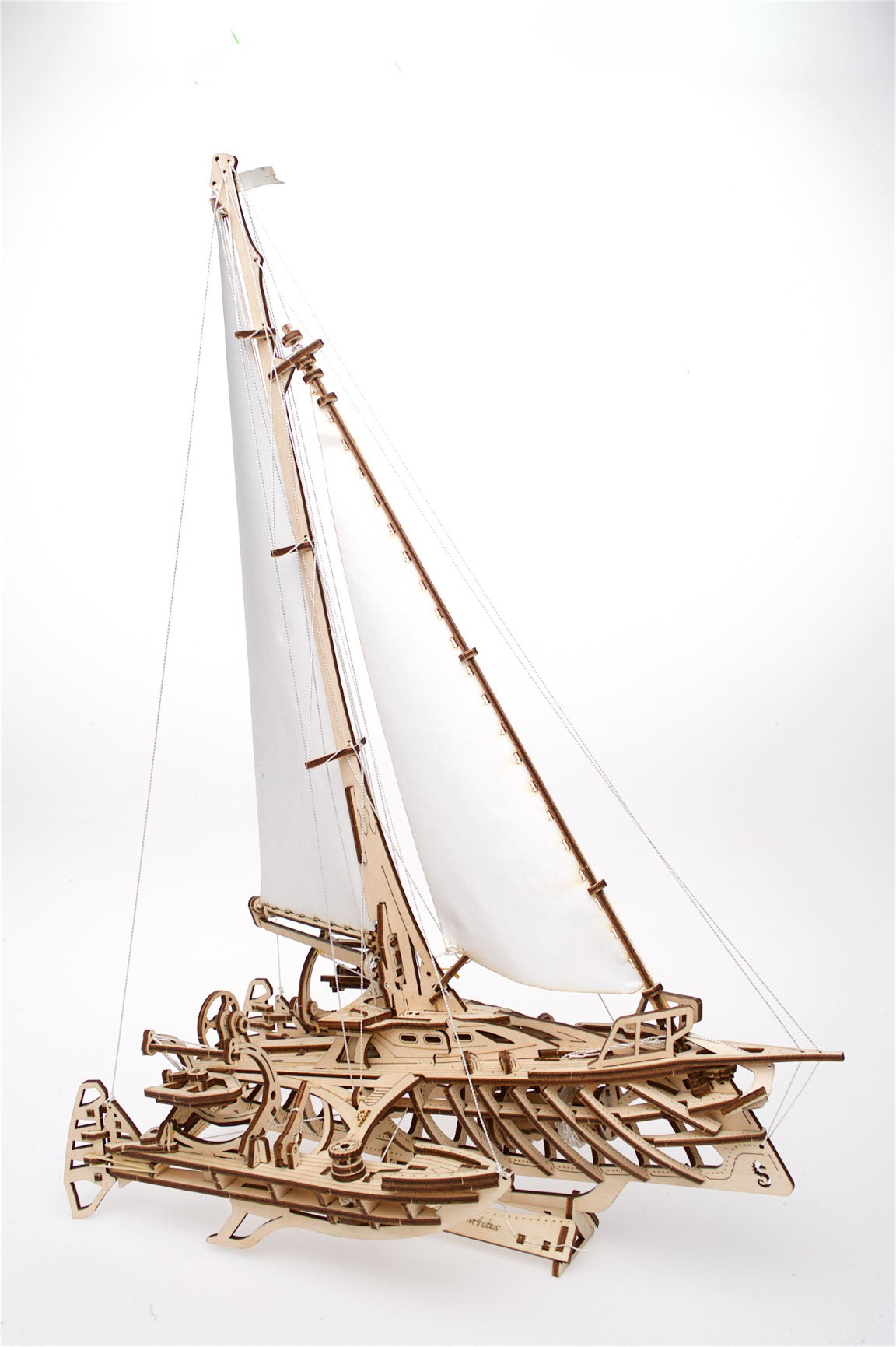 UGEARS - Trimarano Merihobus