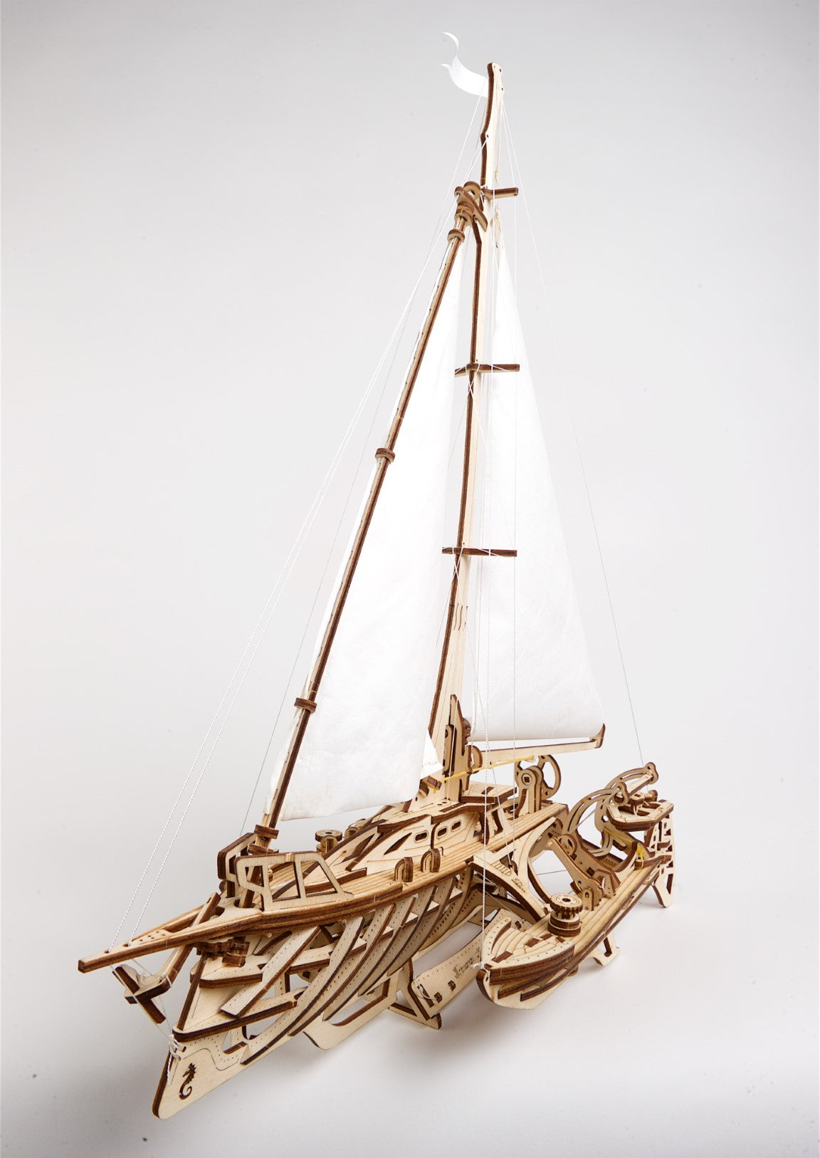 UGEARS - Trimarano Merihobus